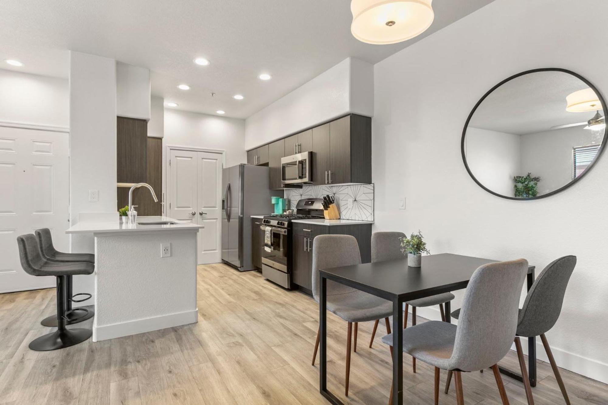 Cozysuites By The Stadium W Pool! 11 Apartment Glendale